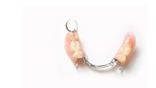 自費の入れ歯を作ったけれど違和感がひどく1日もつけられない