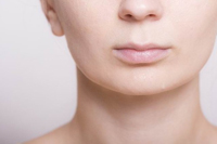 このパノラマレントゲン写真にうつっているのは歯と歯を支えている「骨」、そして左右の顎の関節全体です。鼻もうつります。