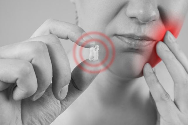 さらにブリッジを入れている反対側の歯まで グラグラと歯が揺れだし 痛むようになり歯科医院へ行きました。 すると 「もうこの歯は骨が溶け始めているので 歯を抜かなくてはいけない」と 診断されました。